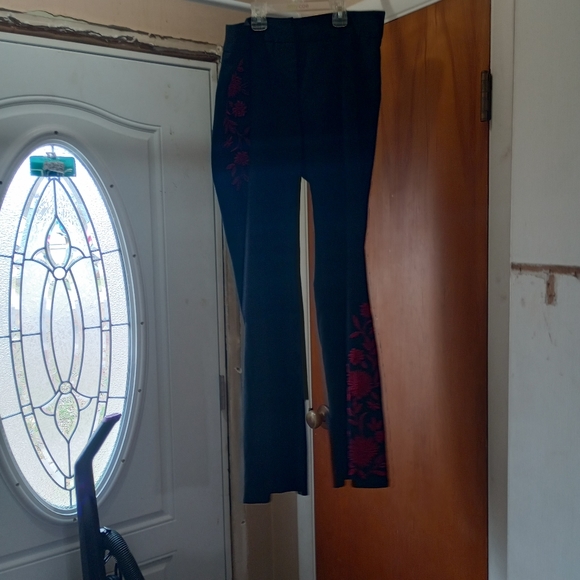 Black stretch pants with red flowers - Picture 2 of 3